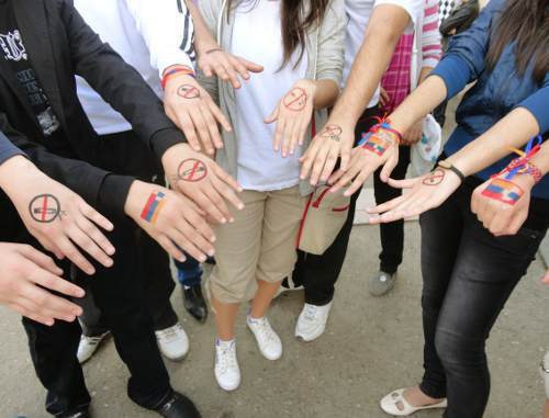 Разрисованные руки участников флеш-моба против курения. Нагорный Карабах, г. Степанакерт, 12 октября 2011 г.Фото Кнар Бабаян.
 