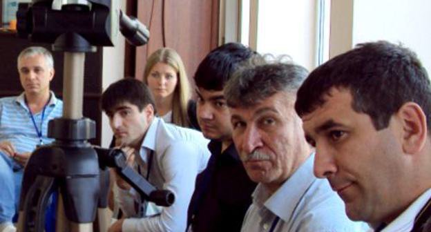 Cлева направо: Виссарион Асеев, Екатерина Мачихина, Адам Буражев, Гилани Евлоев, Тимур Цховребов, Беслан Беков на встрече блогеров Осетии и Ингушетии. Северная Осетия, Владикавказ, 6 августа 2011 г. Фото Эммы Марзоевой для "Кавказского узла"