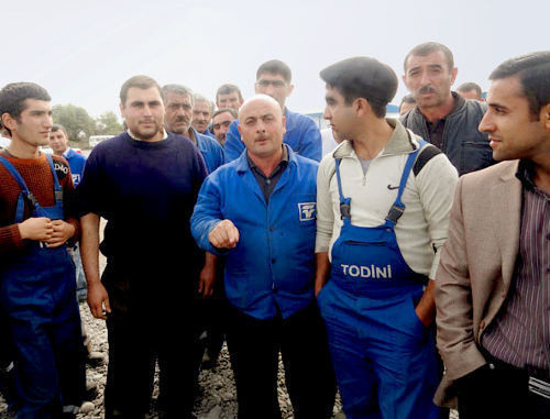 Азербайджан, Сальян, 15 октября 2011 г. Бастующие работники компании Todini. Фотография, снятая участником забастовки
