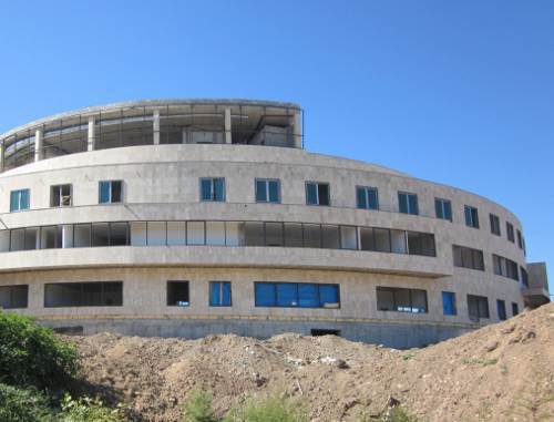 Строящееся новое здание республиканской больницы. Нагорный Карабах, Степанакерт, 6 октября 2011 г. Фото Алвард Григорян для "Кавказского узла"