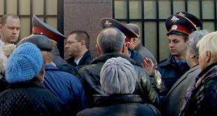 Жители Краснодарского края у ворот здания СУ СК России по Краснодарскому краю в ожидании приема председателя Следственного комитета России Александра Бастрыкина. Краснодар, 27 октября 2011 г. Фото Натальи Дорохиной для "Кавказского узла"