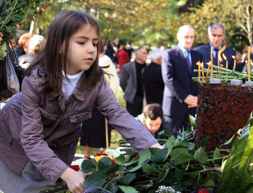Возложение цветов к памятнику жертвам политических репрессий в Сухуме 31 октября 2011 г. Фото Анжелы Кучуберия для "Кавказского узла"