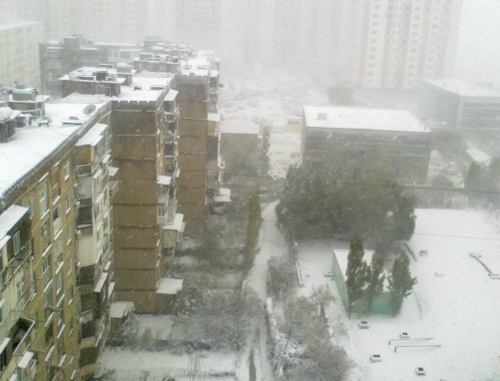 Сильный снегопад в Баку 7 ноября 2011 г. Фото Фаика Меджида для "Кавказского узла"