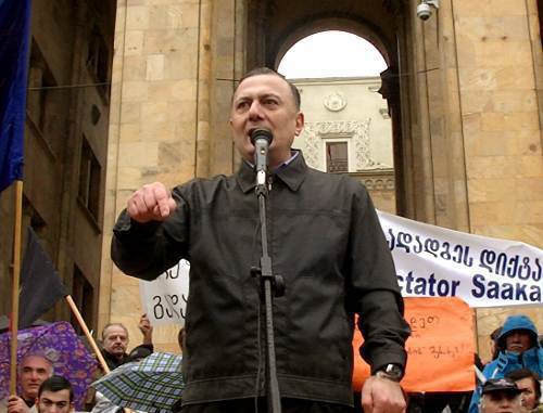Лидер Лейбористской партии Грузии Шалва Нателашвили на митинге в Тбилиси перед зданием парламента. 7 ноября 2011 г. Фото Беслана Кмузова для "Кавказского узла"