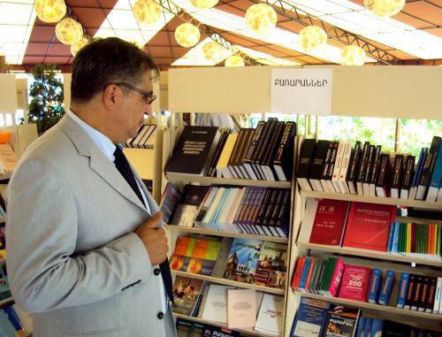 Продажа книг на Фестивале книги в Ереване. Октябрь 2010 г. Фото: Yerevan.ru