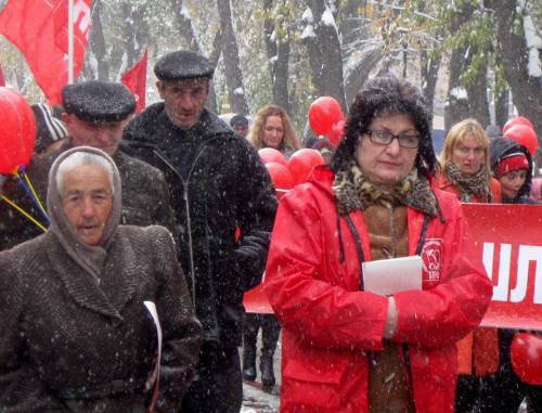 Северная Осетия, г. Владикавказ, 7 ноября 2011 г. Шествие по проспекту Мира, организованное региональным отделением КПРФ. Фото Дмитрия Тамерланова для "Кавказского узла"
