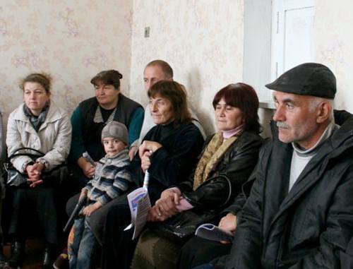 Южная Осетия, село Гром, октябрь 2011 г. Избиратели на встрече с кандидатом в президенты. Фото: www.osinform.ru