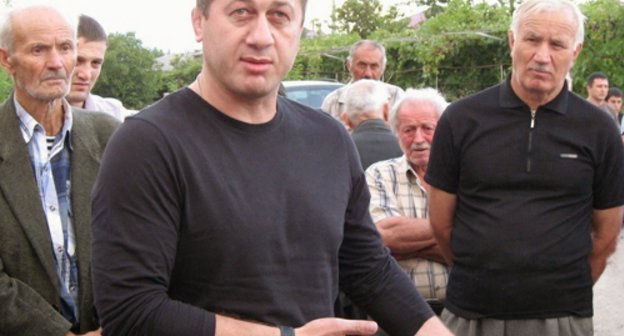 Дзамболат Тедеев общается  с жителями Цхинвала. 30 августа 2011 г. Фото: uasamonga.ru