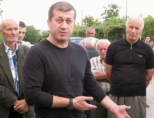 Дзамболат Тедеев общается  с жителями Цхинвала. 30 августа 2011 г. Фото: uasamonga.ru