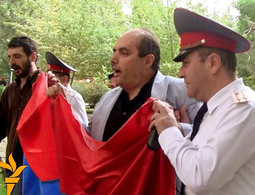 Армения, Ереван, 21 сентября 2011 г. Заместитель начальника Центрального отдела полиции ведет Левона Барсегяна к полицейской машине. Фото: azatutyun.am (RFE/RL)