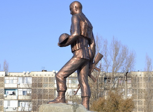 Памятник воинам-участникам локальных войн и контр-террористических операций.  Калмыкия, г.Элиста, 
15 ноября 2011 г. Фото Данары Чурюмовой для "Кавказского узла"