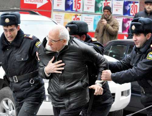 Азербайджан. Полиция разгоняет акцию протеста в Баку 2 апреля 2011 г. Фото: irfs.az