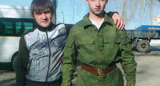Таулан Гочияев (справа) в день отправки в воинскую часть. Декабрь 2010 г. Фото из семейного архива.