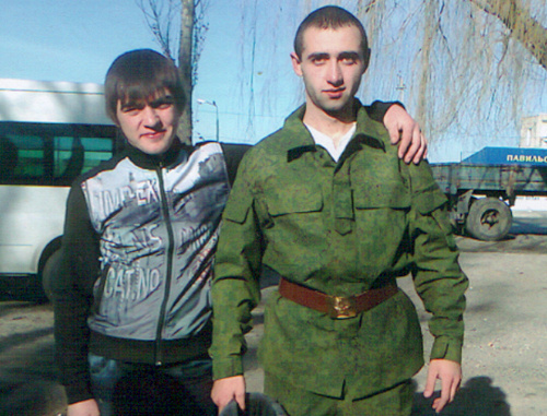 Таулан Гочияев (справа) в день отправки в воинскую часть. Декабрь 2010 г. Фото из семейного архива.