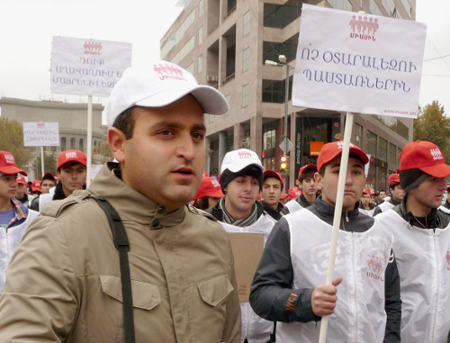 Участники акции в защиту армянского языка держат плакат: ''Нет иноязычным вывескам''. Ереван, Армения. 24 ноября 2011 г. Фото Армине Мартиросян для "Кавказского узла"