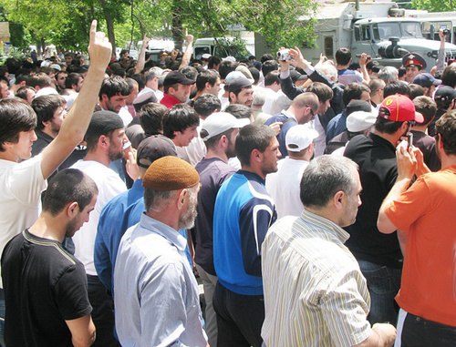 Дагестан, Махачкала, 2 июня 2011 г. Участники митинга против произвола правохранительных органов у здания Национальной библиотеки. Фото: Закир Магомедов, zakir05.livejournal.com