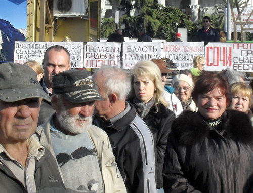 Жители Сочи на митинге против действий администрации города 20 ноября 2011 г. Фото Михаила Соколова
