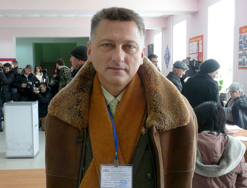 Международный наблюдатель от Приднестровской Молдавской Республики Олег Дьяченко на избирательном участке. Южная Осетия, Цхинвал, 27 ноября 2011 г. Фото Марии Котаевой для "Кавказского узла" Международный наблюдатель от Приднестровской Молдавской Республики Олег Дьяченко на избирательном участке. Южная Осетия, Цхинвал, 27 ноября 2011 г. Фото Марии Котаевой для "Кавказского узла"