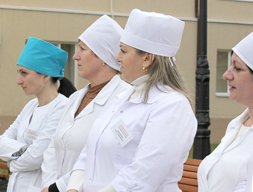 Сухум, Абхазия. Коллектив Республиканской больницы на торжественной церемонии открытия первого корпуса. 18 ноября 2011 г. Фото Анжелы Кучуберия для "Кавказского узла"