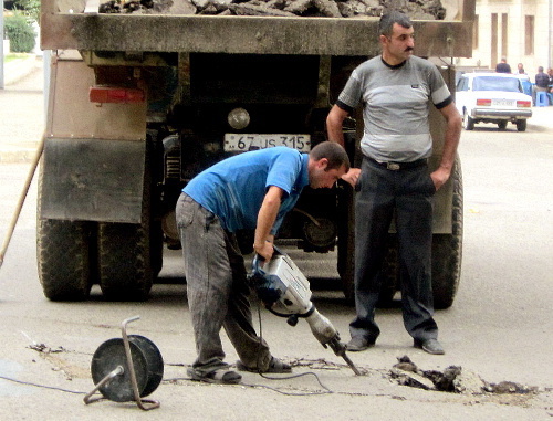 Молодые дорожные строители за работой. Нагорный Карабах, город Гадрут, август 2011 г. Фото Алвард Григорян для "Кавказского узла"