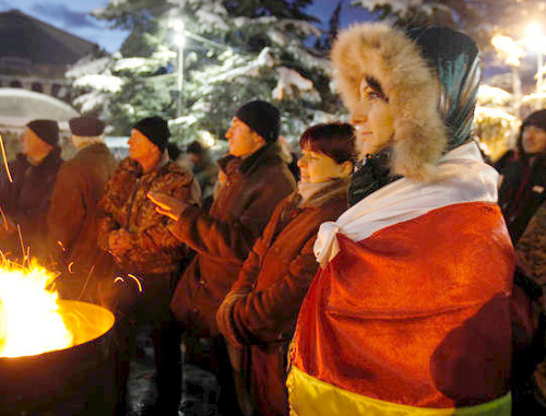 Южная Осетия. Митинг сторонников Аллы Джиоевой на центральной площади Цхинвала вечером 1 декабря 2011 г. Фото: ИА "Рес", www.cominf.org