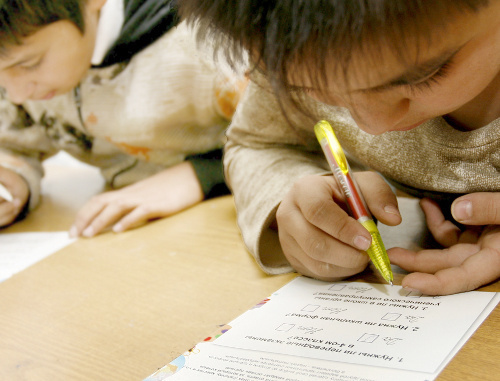 Ученики МОУ СОШ №105 Ростова-на-Дону отвечают на вопросы Единого школьного референдума. 2 декабря 2011 г. Фото предоставлено пресс-службой Избирательной комиссии Ростовской области