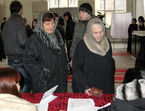 Дагестан, 4 декабря 2011 г. Жители Махачкалы голосуют на одном из избирательных участков. Фото Тимура Исаева для "Кавказского узла"