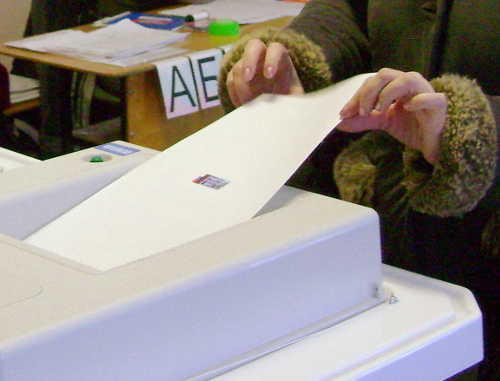 Избиратель опускает заполненный бюллетень в КАОИБ. Фото Олега Чалого для "Кавказского узла"