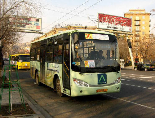 Автобусы на площади Франции в Ереване. 2010 г. Фото с сайта www.transportglobus.info