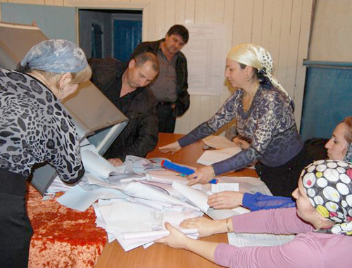 Вскрытие урн с бюллетенями после окончания голосования. Дагестан, Кизлярский район, 4 декабря 2011 г. Фото: www.riadagestan.ru