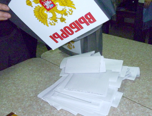 После вскрытия избирательных урн на участке №22-47 в Краснодаре обнаружены пачки сложенных вместе бюллетеней.  Фото пресс-службы регионального отделения ЛДПР