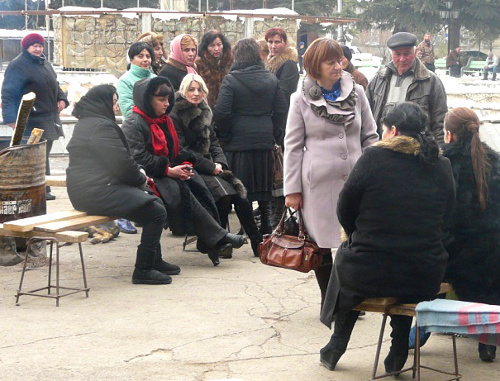 Сторонники Джиоевой продолжают митинги на Театральной площади Цхинвала. 9 декабря 2011 г. Фото Марии Котаевой для "Кавказского узла"