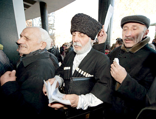 Тбилиси, 11 декабря 2011 г. Люди, желающие вступить в организацию Иванишвили, стоят в очереди к ящикам для приема заявок у здания тбилисской Филармонии. Фото Александра Имедашвили, NEWSGEORGIA