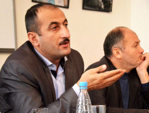 Бакинский медиа-центр, 13 декабря 2011 г. Журналист Идрак Аббасов (слева) участвует в дискуссии о безопасности журналистов в Азербайджане. Фото: irfs.az