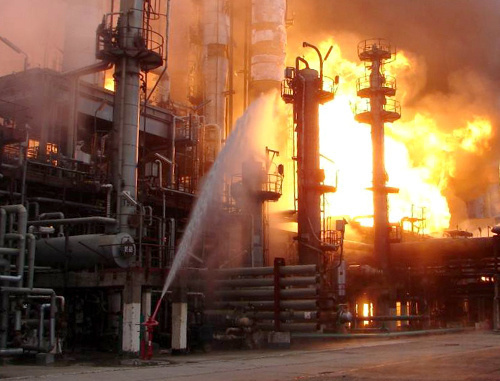 Пожар на заводе "Ставролен" в Буденновске. Ставропольский край, 15 декабря 2011 г. Фото с сайта www.mchs.gov.ru
