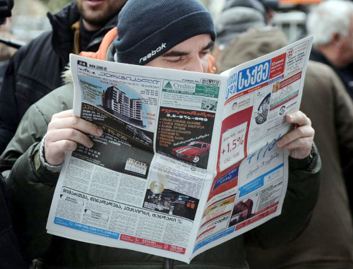 Акция "«Я читаю газеты» против демонтажа газетных киосков в Тбилиси. 29 ноября 2011 г. Фото Нодара Цхвирашвили, RFE/RL