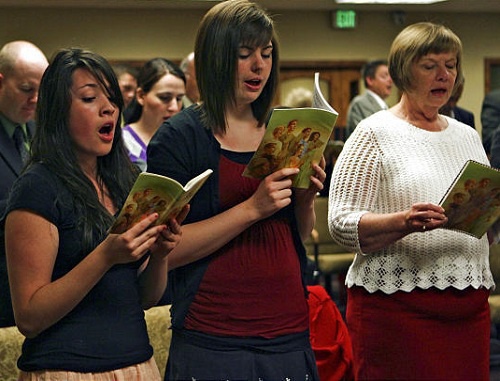 Свидетели Иеговы на религиозном собрании. Фото Майкла Брэнди, www.deseretnews.com