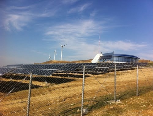 Солнечные панели - экспериментальный полигон и образовательный центр ветряной, солнечной и био-газовой энергетики. Гобустан, Азербайджан. Фото Khazar, www.panoramio.com