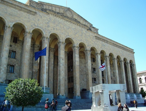 Здание парламента Грузии на проспекте Руставели в Тбилиси, 2006 год. Фото I. Kober, wikipedia.org