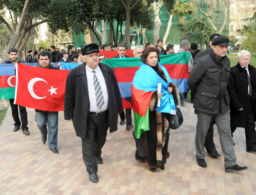 Акция протеста перед зданием посольства Франции в Азербайджане, организованная Партией национальной независимости Азербайджана. Баку, 26 декабря 2011 г. Фото: Рамиль Мамедли-АПА, http://ru.apa.az