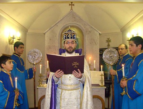 Торжественное богослужение, посвященное празднику Богоявления в армянской церкви "Сурб Геворг" в Волгограде. 6 января 2011 г. Фото: http://armenianchurch.ru