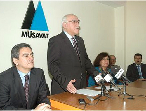 На первой сессии гражданского движения за демократию «Общественная палата» в 2012 году.  Баку, штаб-квартира партии "Мусават", 8 января 2012 г. Фото ИА "Туран"
