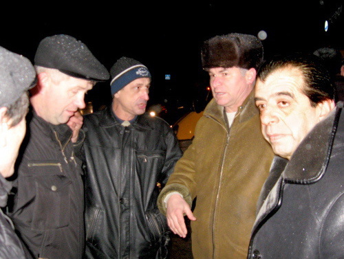 Владельцы маршруток №62 и их водители ожидают приезда
 представителей мэрии Астрахани. 16 января 2012 г. Фото Вячеслава Ященко для "Кавказского узла"
