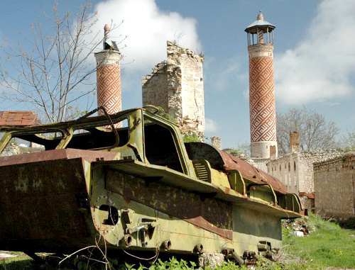 Остов бронетранспортёра на фоне руин в Шуши. Нагорный Карабах, 2011 г. Фото: asketic-travel.livejournal.com