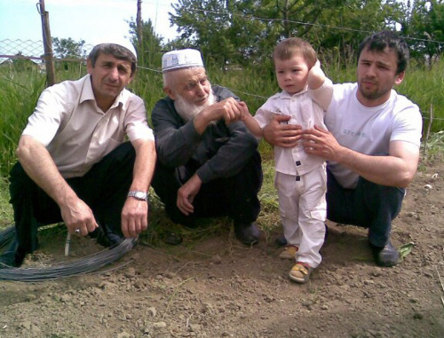 Умар Сагидмагомедов (справа) с сыном, отцом и дедушкой. Фото с его страницы в сети Facebook