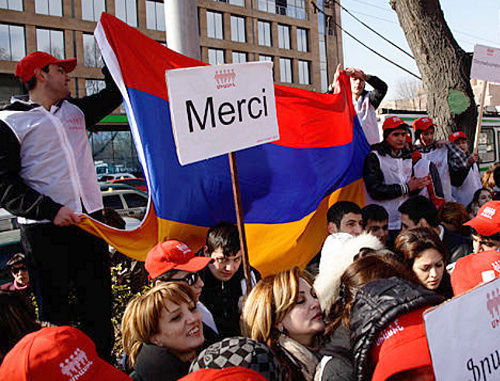 Акция "Мерси" у здания посольства Франции в Ереване в знак благодарности за принятие во Франции законопроекта, криминализируещего отрицание геноцидов. Фото: © PanARMENIAN Photo / Tigran Mehrabyan