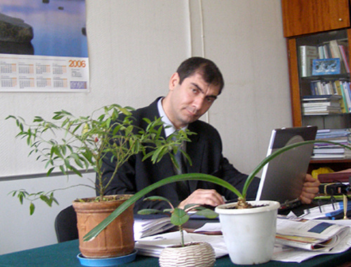 Хаджимурад Камалов в рабочем кабинете. Фото из архива газеты "Черновик"