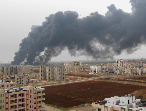 Пожар на взорванном нефтепроводе в Хомсе, Сирия, 8 декабря 2011 г. Фото: Сирийское арабское информационное агентство (САНА)