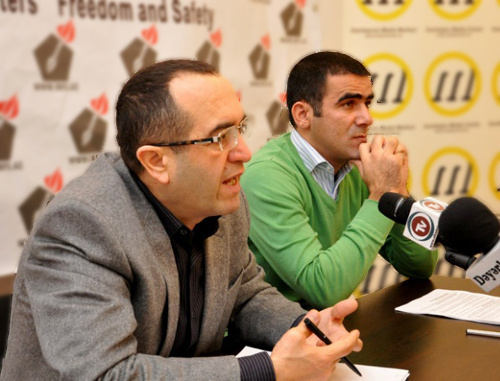 Директор Института прав медиа (ИПМ) Рашид Гаджилы (слева) на презентации годового отчета ИПМ, касающегося нарушения свободы выражений, в том числе в интернете. Азербайджан, Баку, 23 декабря 2011 г. Фото: irfs.az