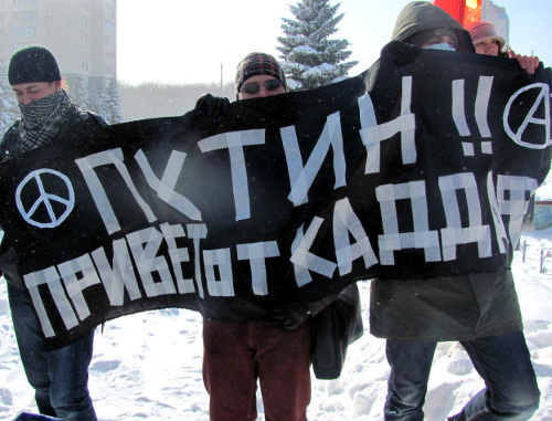 На митинге в Ставрополе 4 февраля, организованном "Патриотами Ставрополья" и "Союзом правых сил", самый яркий плакат развернула группа анархистов. Фото Константина Ольшанского для "Кавказского узла"
